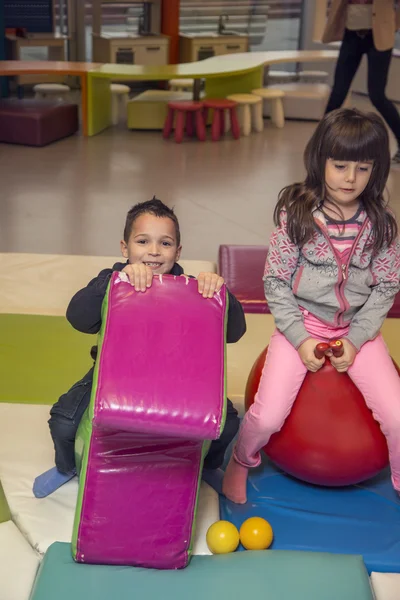 Niños pequeños en el parque infantil —  Fotos de Stock