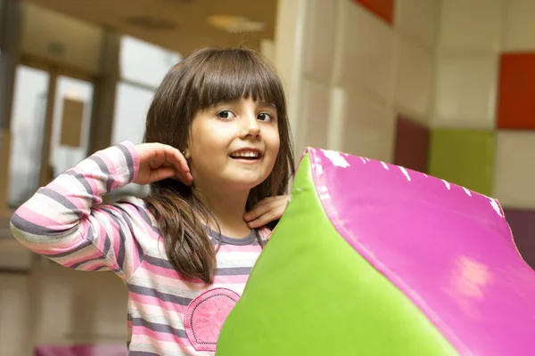 Klein meisje in de kleuterschool — Stockfoto