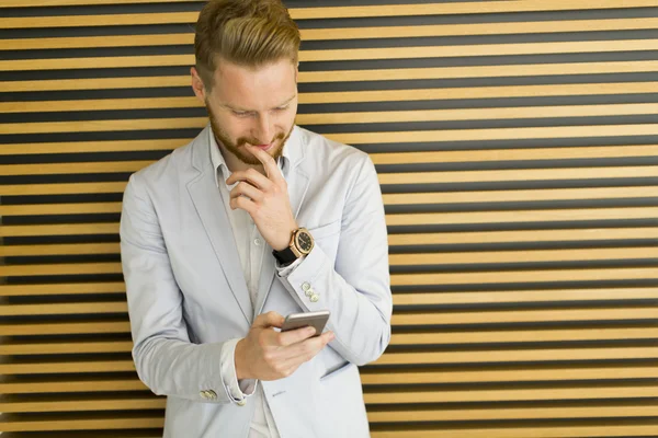 Junger Mann im Büro — Stockfoto