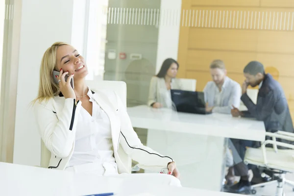 Mujer joven en la oficina — Foto de Stock