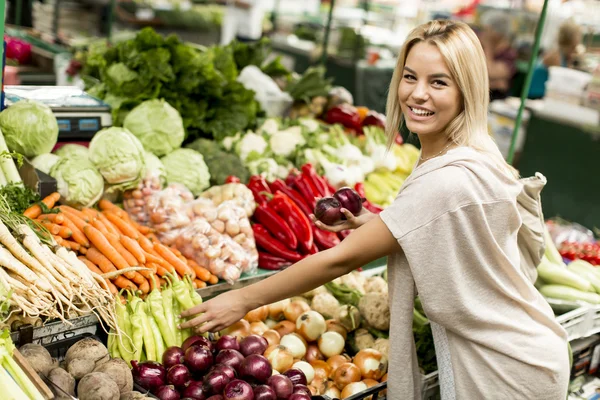 Ung kvinna på marknaden — Stockfoto