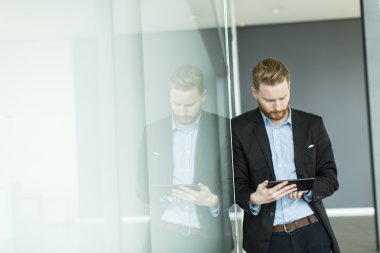 Ofisteki genç adam.