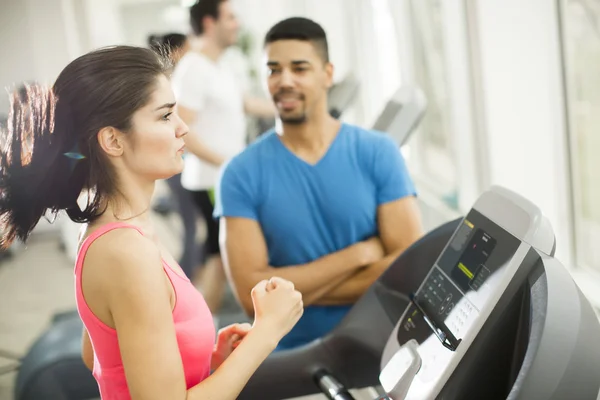 Jóvenes entrenando en el gimnasio — Foto de Stock