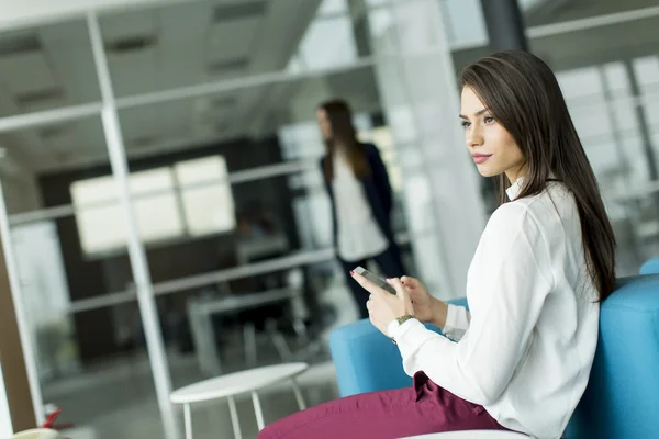 Jonge vrouw met een telefoon — Stockfoto