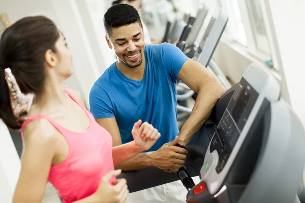 Mujer en el gimnasio —  Fotos de Stock