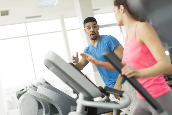 Jóvenes entrenando en el gimnasio — Foto de Stock