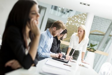 Ofisteki iş adamları.