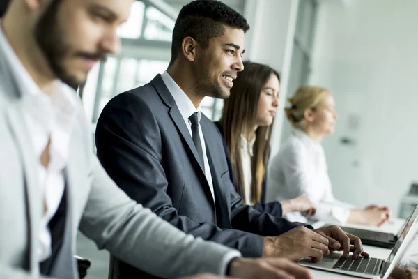 Geschäftsleute im Büro — Stockfoto