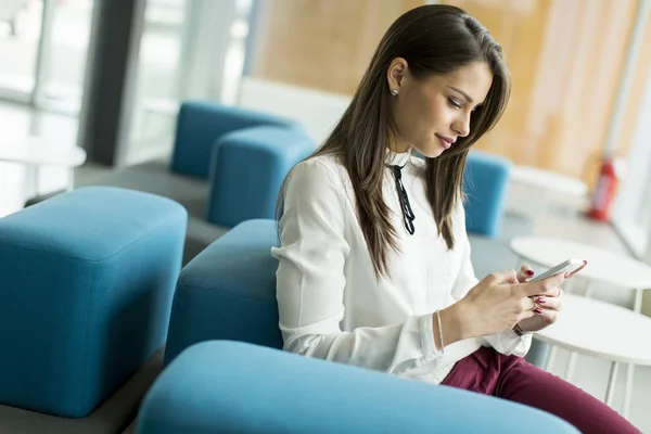 Jonge vrouw met een telefoon — Stockfoto