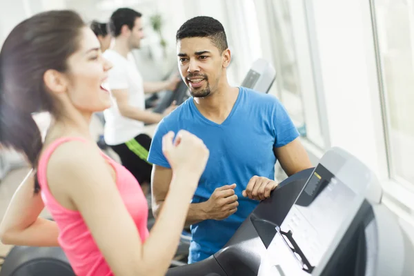 Spor salonundaki kadın. — Stok fotoğraf