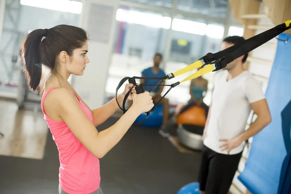 Entrenamiento de mujer en el gimnasio — Foto de Stock