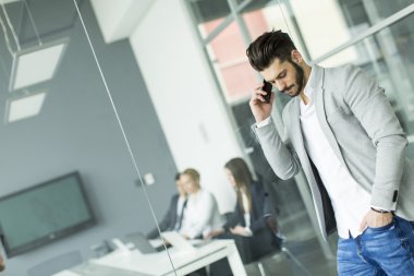 Ofisteki genç adam.