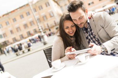 Roma'da sevecen Çift