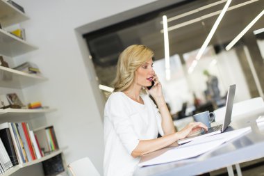 Telefondaki genç bayan.