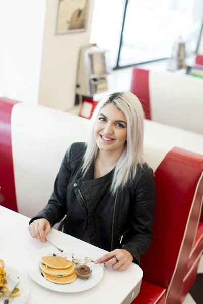 Vrouw met diner — Stockfoto