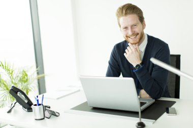 Ofisteki genç adam.