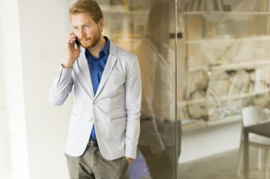 Genç adam bir cep telefonu üzerinde