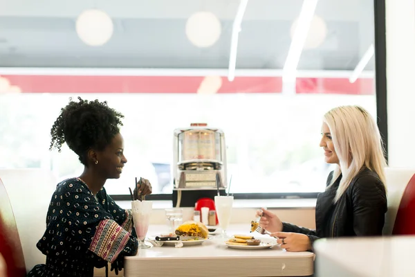 Dos mujeres en el restaurante — Foto de Stock