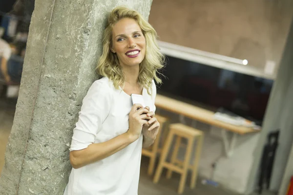 Giovane donna con un telefono — Foto Stock