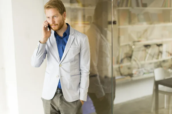 Jeune homme sur un téléphone — Photo