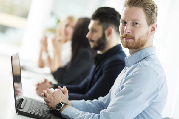 Zakenmensen op kantoor — Stockfoto