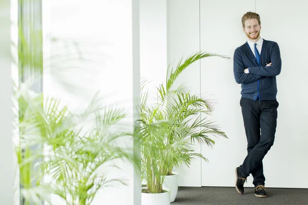 Junger Mann im Büro — Stockfoto