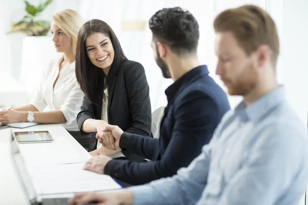 Gens d'affaires dans le bureau — Photo