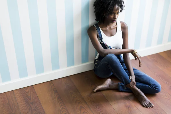 Mujer posando junto a la pared — Foto de Stock