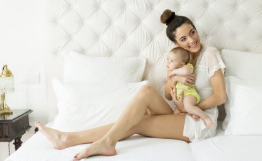 genç anne bebek