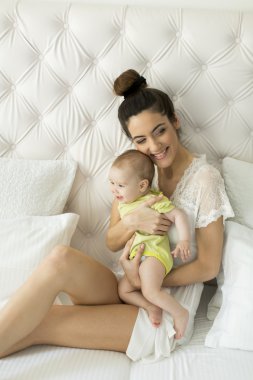 genç anne bebek