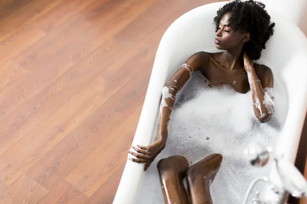 Kobieta relaksująca się w wannie — Zdjęcie stockowe