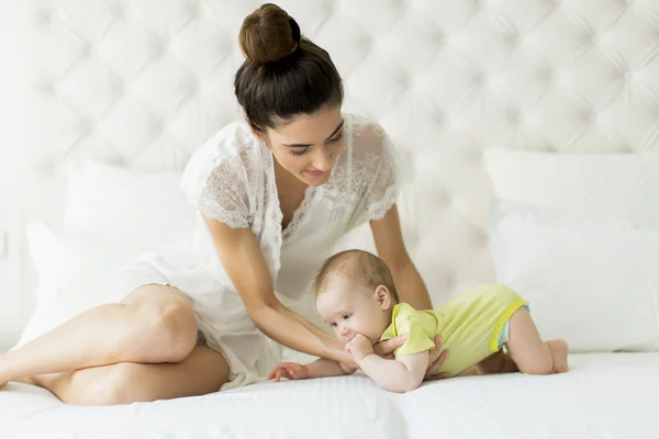 Jeune mère avec un bébé — Photo