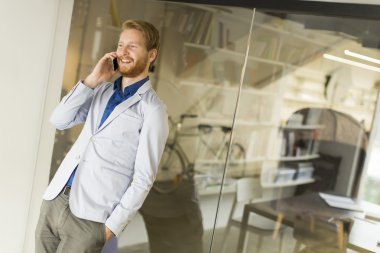 Genç adam bir cep telefonu üzerinde
