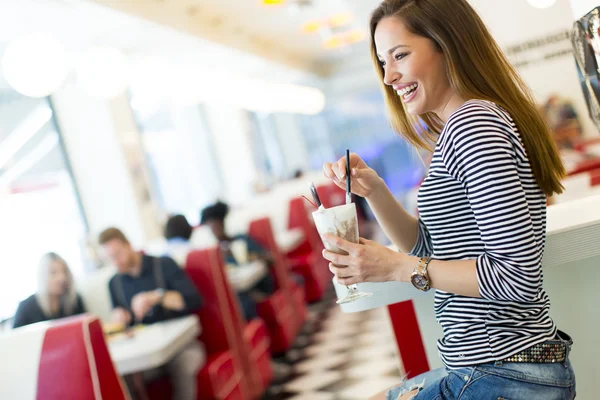 Mujer joven en el restaurante — Foto de Stock