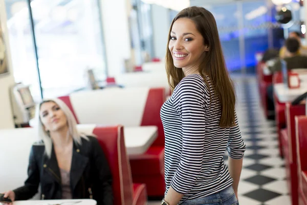 Las mujeres que tienen cena — Foto de Stock