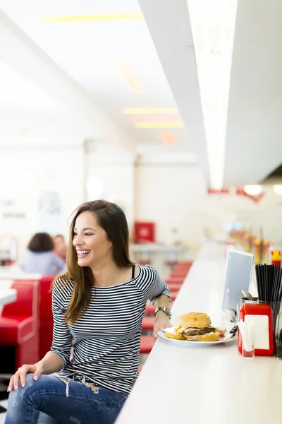 Fiatal nő a diner — Stock Fotó