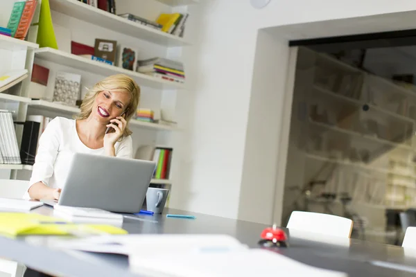 Junge Frau am Telefon — Stockfoto