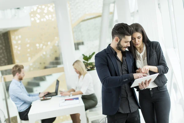 Empresários no escritório — Fotografia de Stock