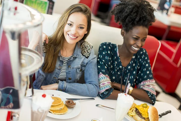 Frauen essen zu Abend — Stockfoto