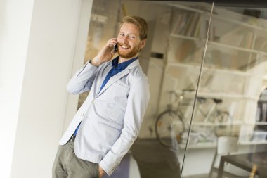 Genç adam bir cep telefonu üzerinde