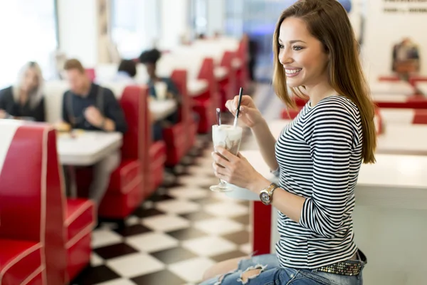 Vrouw drinken milkshake — Stockfoto
