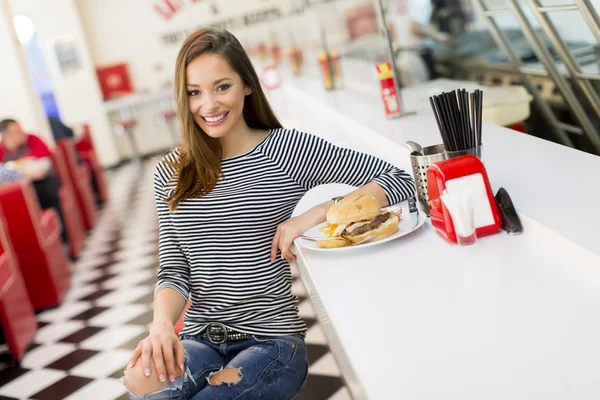 Jonge vrouw bij het diner — Stockfoto