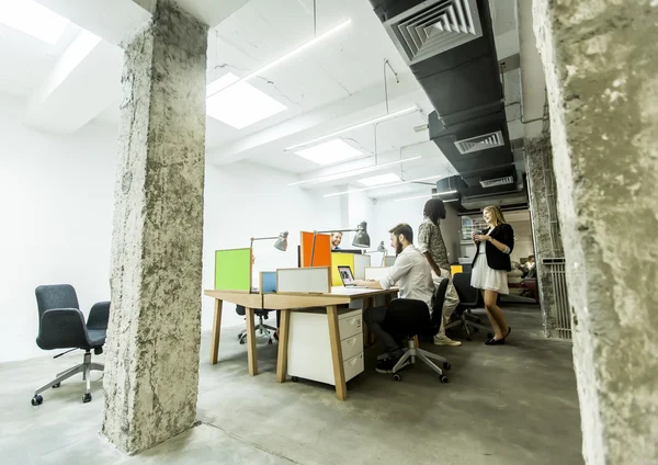 Gente de negocios en la oficina — Foto de Stock