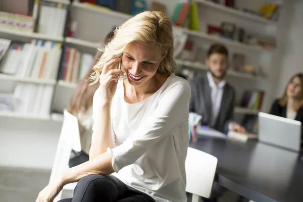 Jonge vrouw aan de telefoon — Stockfoto