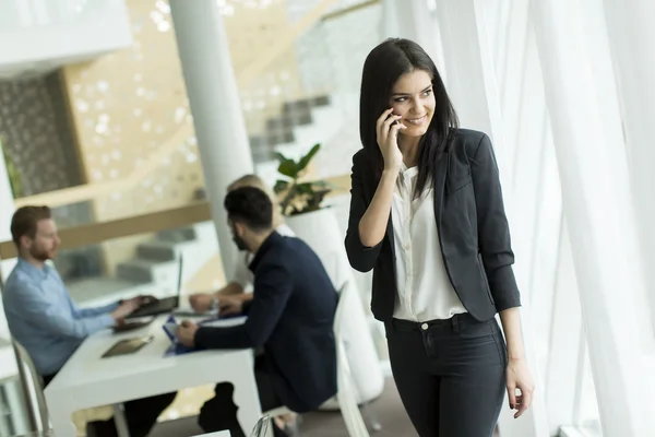 Na telefonu je mladá žena. — Stock fotografie