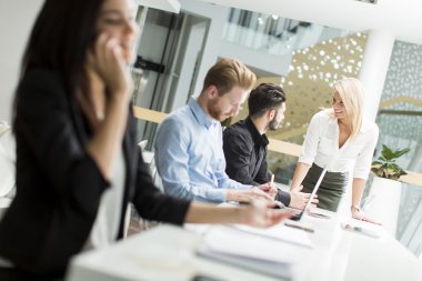 Ofisteki iş adamları.