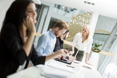 Ofisteki iş adamları.