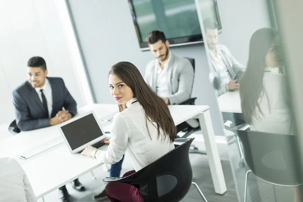 Empresários no escritório — Fotografia de Stock