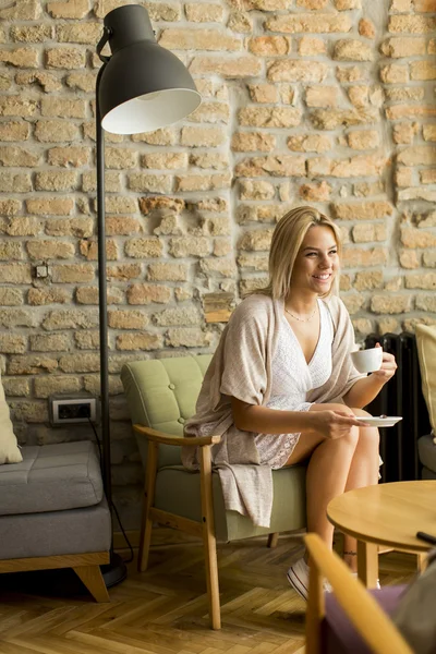 Mujer bebiendo café — Foto de Stock