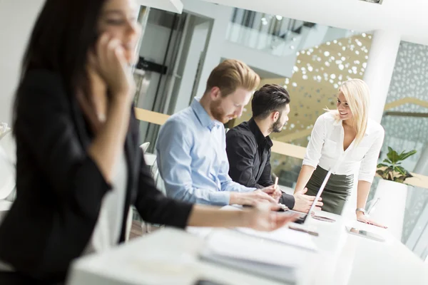 Ofisteki iş adamları.